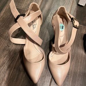 Woman’s 8 1/2 Nude comfy kitten heel